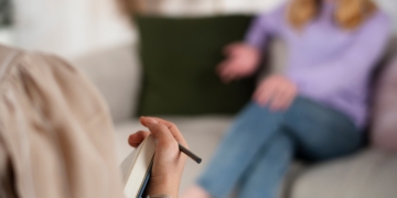 Поддержка подростков, переживших насилие: создание эффективных механизмов помощи